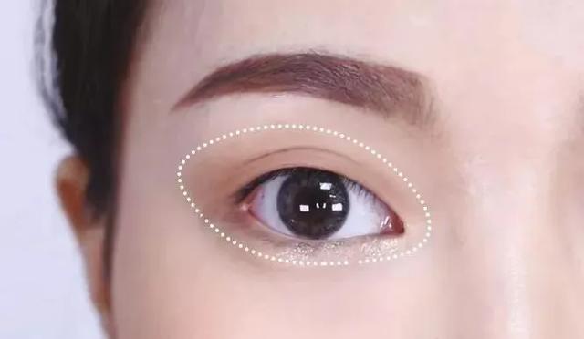 单眼皮怎么画眼影，单眼皮怎样画眼妆简单又漂亮