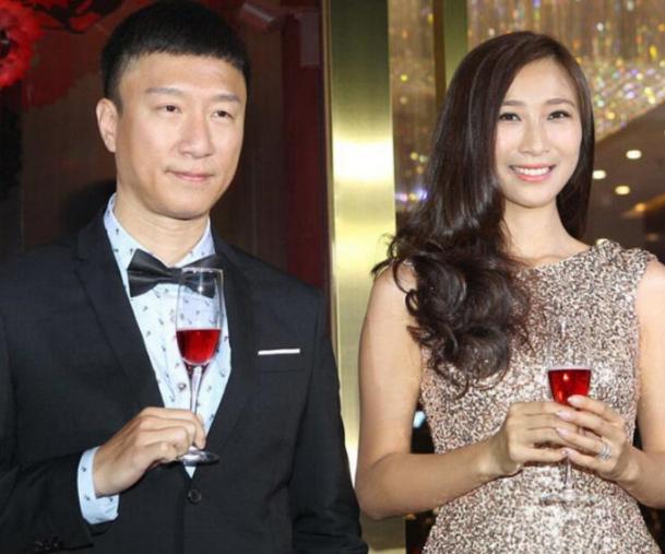 孫紅雷和妻子的感情有多好？兩人深夜散步十指緊扣，活成模範夫妻 娛樂八卦吃瓜 第1张
