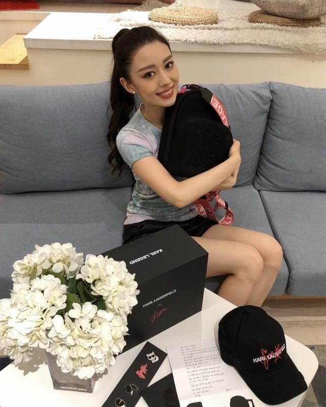 吉娜不愧是「小公主」！現身綜藝節目穿紅色碎花長裙，顏值太吸睛 娛樂八卦吃瓜 第5张