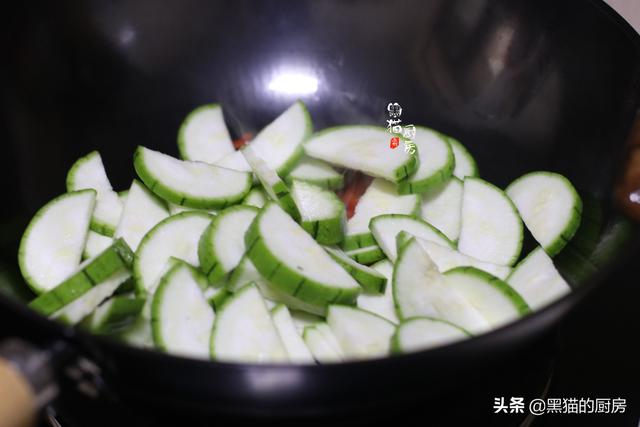 丝瓜怎么炒最好吃，炒丝瓜最正确的做法（保证丝瓜鲜嫩入味不出水）