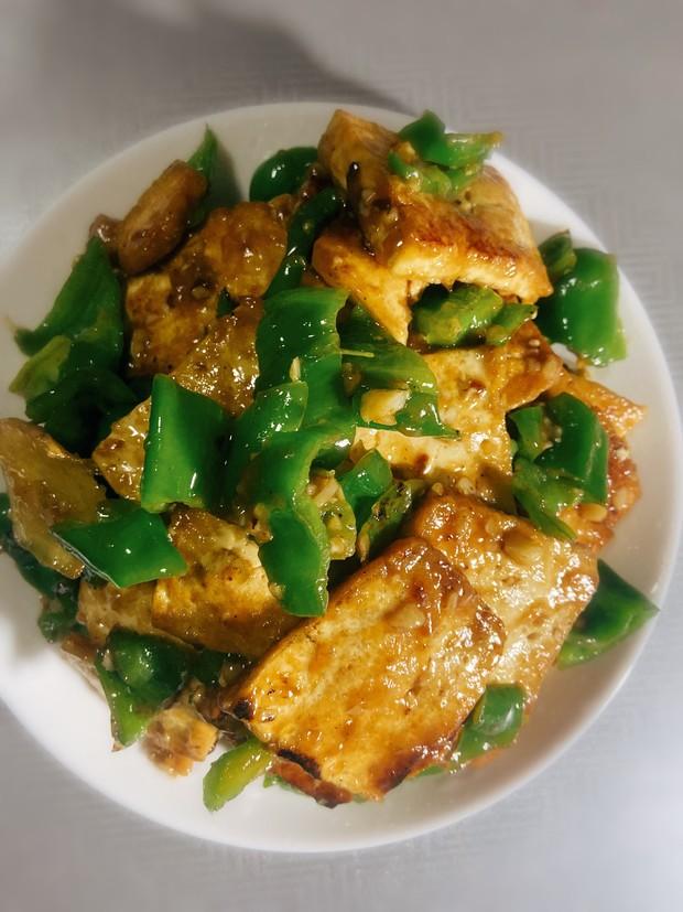青椒炒豆腐的做法，豆腐做法简单又好吃（家常素食：青椒炒豆腐）