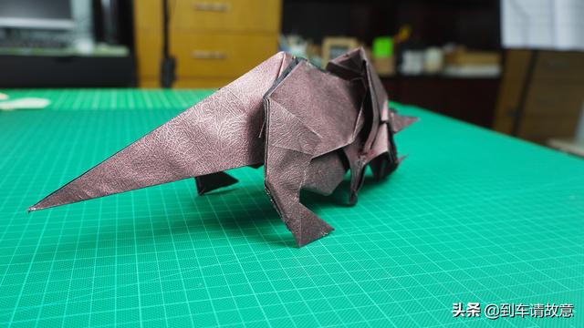 折一只特别简单的三角龙，不如用纸折一只帅气的三角龙