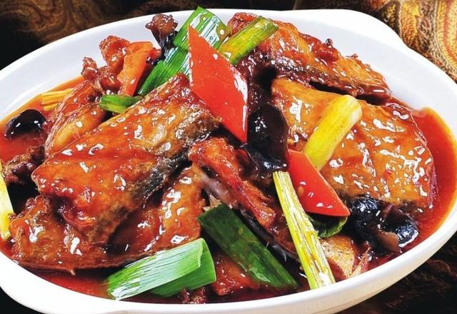 红烧带鱼怎么做好吃又简单，红烧带鱼的家常做法简单又好吃（红烧带鱼怎么做）