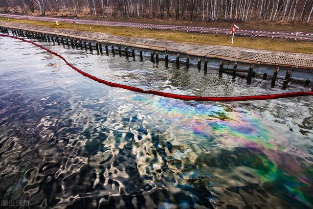 万吨巨轮瞬间被巨浪掀翻然后沉没，万吨巨轮遭遇飓风沉入太平洋