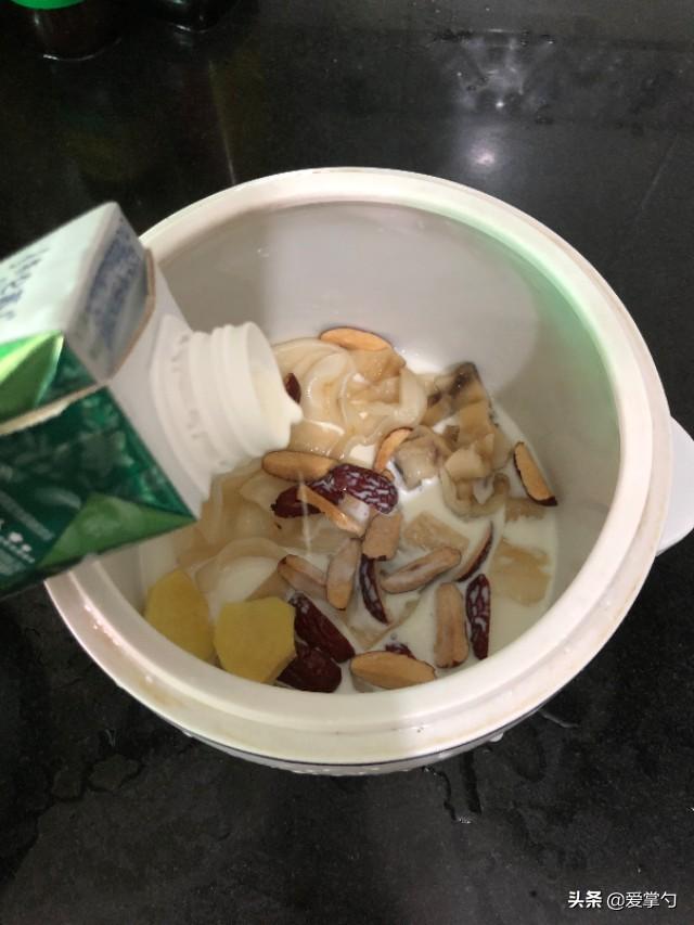  牛奶炖鱼胶放点什么好，家有鱼胶可以试试这样做