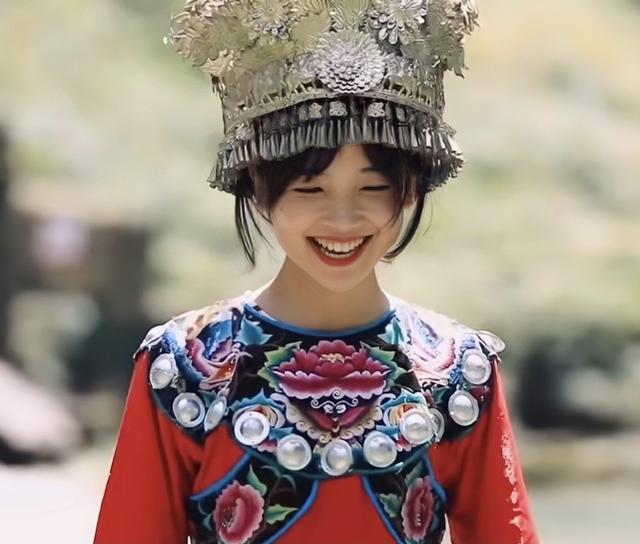 「最美女記者」王冰冰再次俘獲人心！穿湘西服飾宣揚文化，太養眼 娛樂八卦吃瓜 第4张