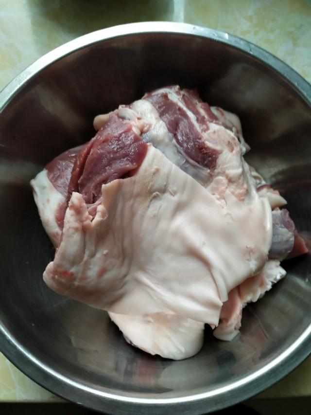 鲜羊肉怎么做好吃，新鲜羊肉怎么做才能最好吃（学饭店做的蒜爆羊肉）