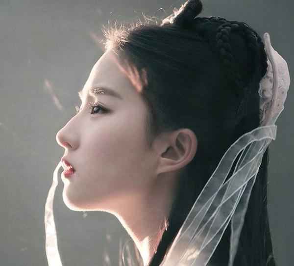 刘亦菲和谁合影都是一脸严肃，刘亦菲与黄晓明罕见合体