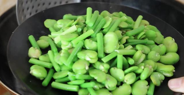 蚕豆怎么做好吃，蚕豆怎么炒又嫩又好吃（蚕豆学会这样做）