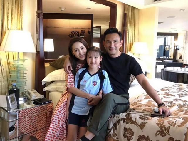 51岁郭可盈晒全家生活照，父亲有百亿身家