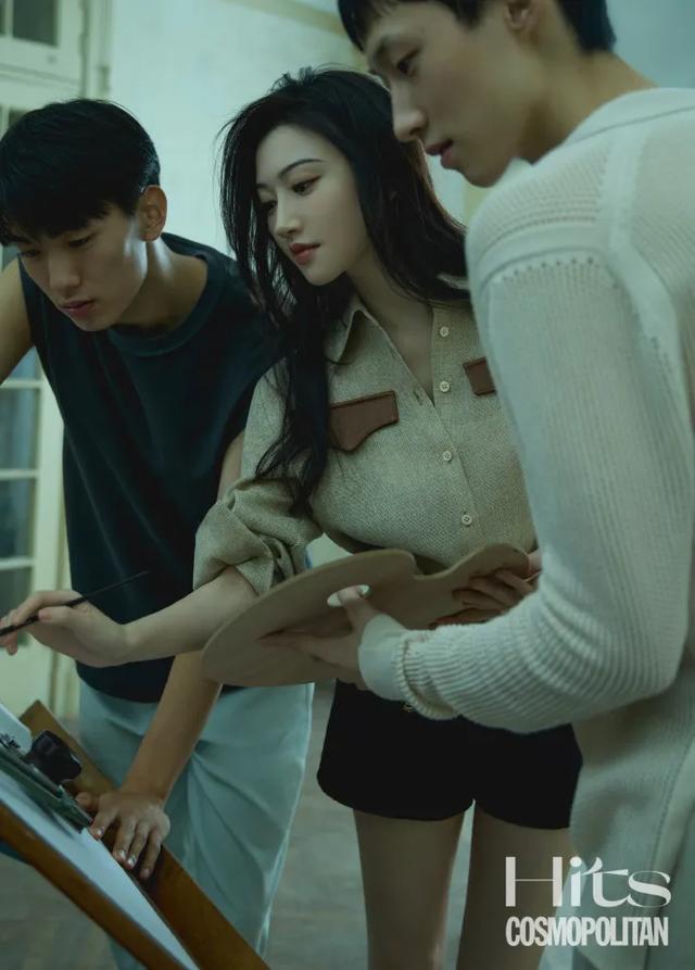 李宇春女装图片，李宇春穿搭卫衣（时尚大片红黑榜）