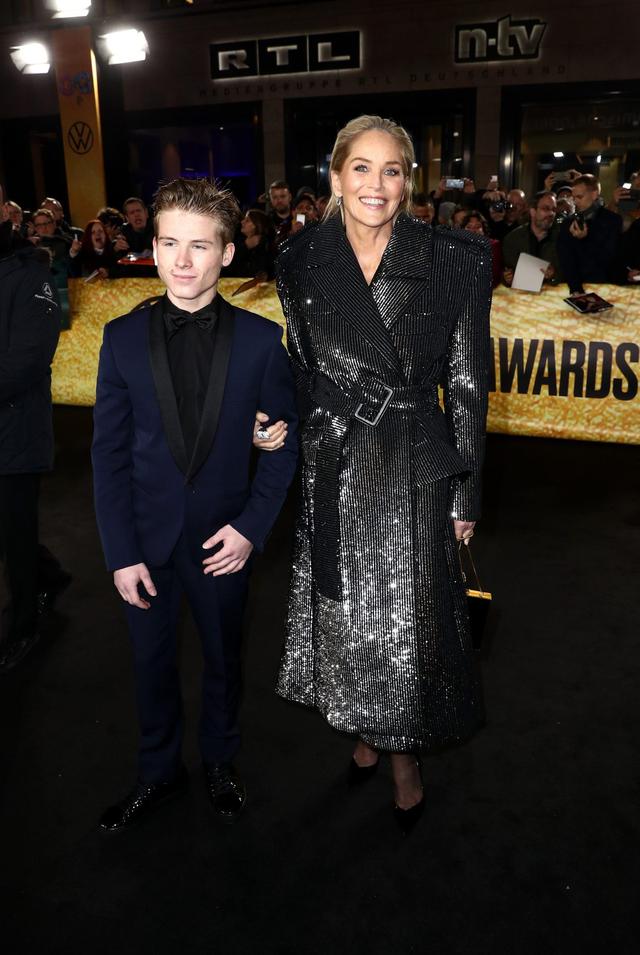 莎朗斯通小鲜肉，61岁莎朗.斯通再现本能造型