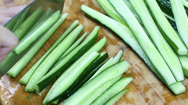 正宗炝黄瓜做法，五分钟教你做“开国第一宴”八大凉菜之一的炝黄瓜