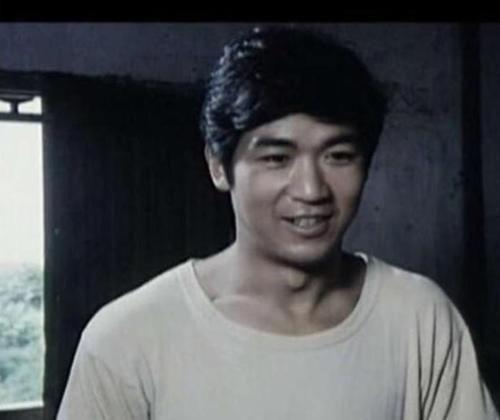 张国立的婚姻史，张国立与罗秀春离婚34年