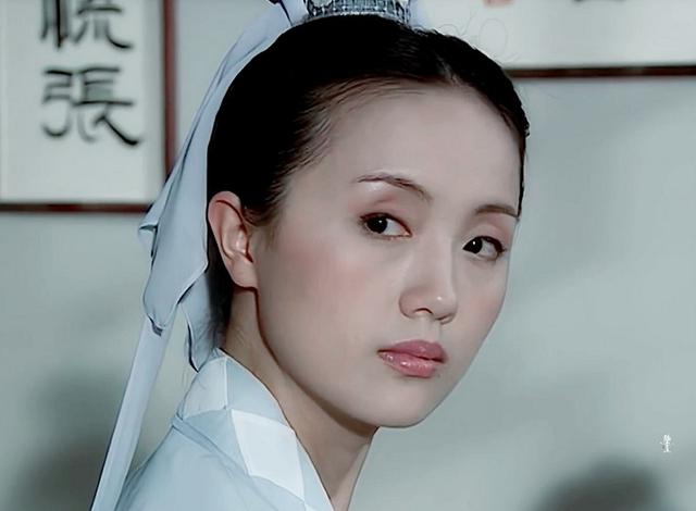 易烊千玺的妈妈，易烊千玺妈妈年龄多少岁（千玺妈妈20岁旧照曝出）