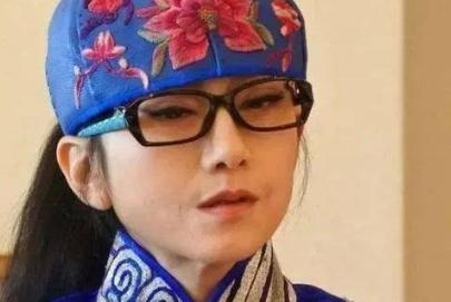 杨丽萍为什么总戴帽子，杨丽萍为什么戴帽子十年