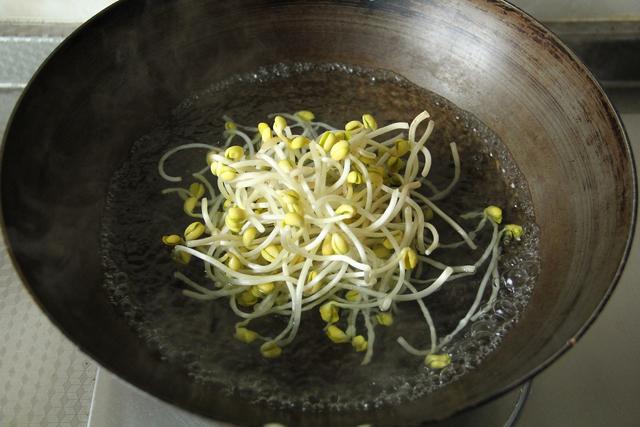 拌豆芽凉菜的做法，自制豆芽菜凉拌方法（快手菜凉拌黄豆芽）