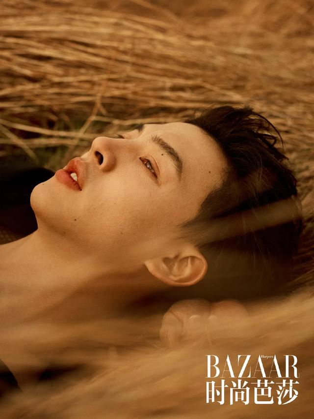 李宇春女装图片，李宇春穿搭卫衣（时尚大片红黑榜）