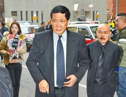 向华强现在在哪干什么，向佐、郭碧婷缺席…老婆向太陪伴吹蜡烛