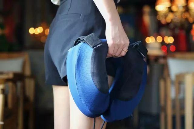 护颈枕的正确枕法，正确戴脖枕（热敷、按摩双面结合）