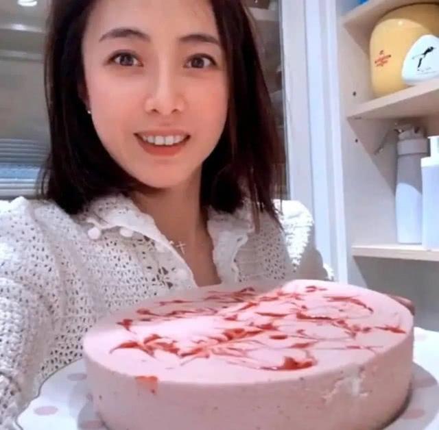 劉鑾雄小29歲嬌妻甘比曬照！打扮低調不像闊太，和孩子玩耍很開心 娛樂八卦吃瓜 第3张