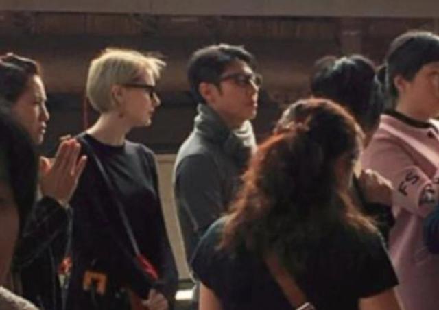 撒贝宁现在婚姻情况，外国洋娇妻温柔可爱