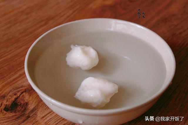 手工鱼丸怎么做，跟大厨学做手打鱼丸（手工鱼丸的做法最正宗的做法）