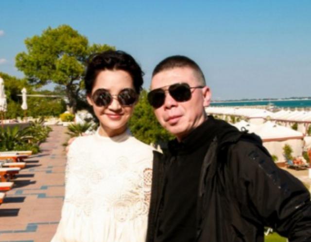 许晴最近近照曝光，穿蕾丝上衣有点撑的既视感