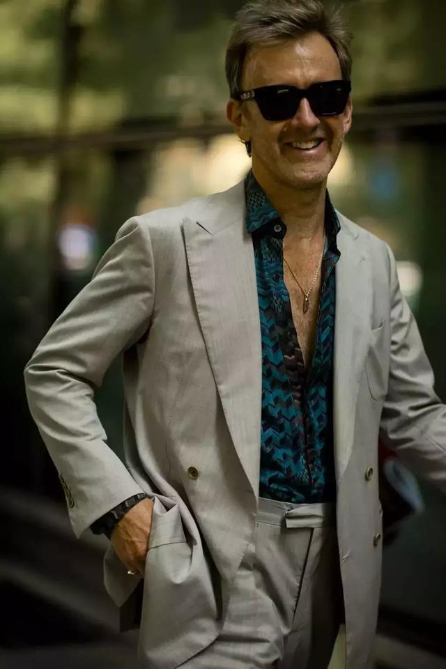 太阳镜怎么挑选，怎么选择适合自己的太阳镜（夏天开车阳光刺眼）