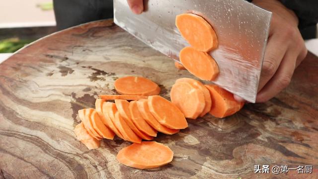 红薯饼的家常做法，做红薯饼的方法简单又好吃（红薯饼怎样做才能软糯可口香甜拉丝）
