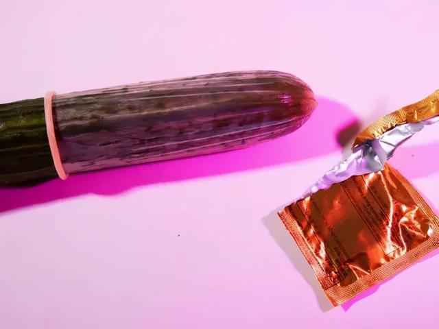 女性生殖器疱疹，为什么生殖器疱疹一直都隐隐作痛（生殖器疱疹究竟有多可怕）