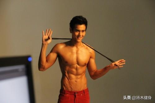 锻炼腹肌胸肌最有效的方法图，一组动作帮你全方位雕刻胸肌