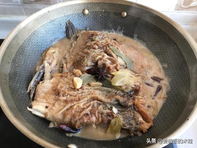 家常炖鲢鱼怎么做好吃，这样炖鱼不粘锅