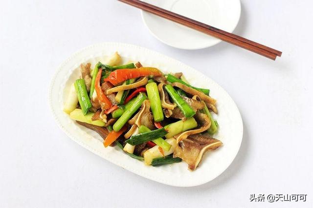 猪耳朵怎么炒好吃，猪耳朵怎么炒简单好吃（清新搭配口感爽脆）