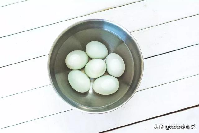 制作咸鸭蛋最简单的方法，想吃咸鸭蛋不用买