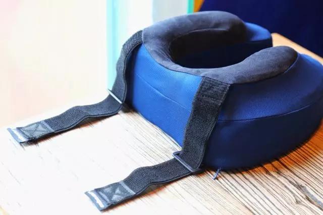 护颈枕的正确枕法，正确戴脖枕（热敷、按摩双面结合）