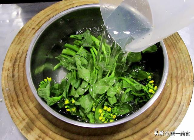 白灼菜心家常菜做法，非常简单易学的一道菜