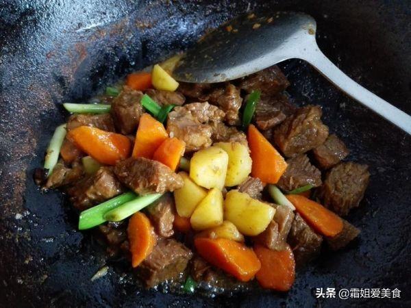 土豆胡萝卜炖牛肉，土豆胡萝卜炖牛肉的正宗做法（牛肉搭配土豆胡萝卜一锅炖）