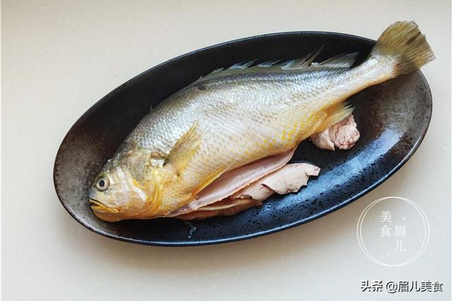 蒸鱼用热水还是冷水，清蒸鱼要开水还是凉水蒸（清蒸鱼冷水还是热水下锅）
