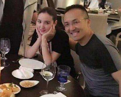 张萌携夫合体真低调，张萌丈夫