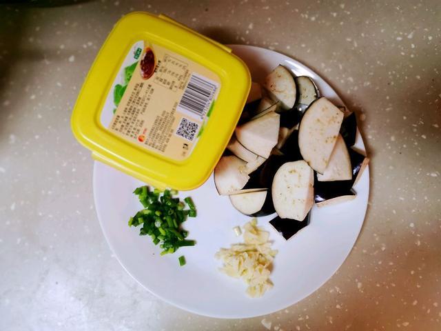 不过油的酱爆茄子家常做法，又馋饭店的酱爆茄子了