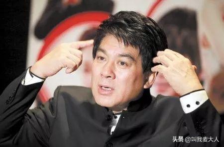 朱时茂春晚最新消息，与旗袍美女饮酒红光满面