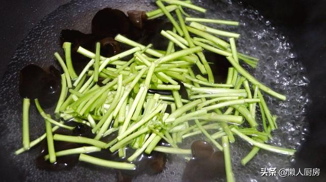 春天裡，吃這種貝殼，搭配應季的蘆蒿和韭黃，味道鮮美，口感好 熱愛美食 第8张