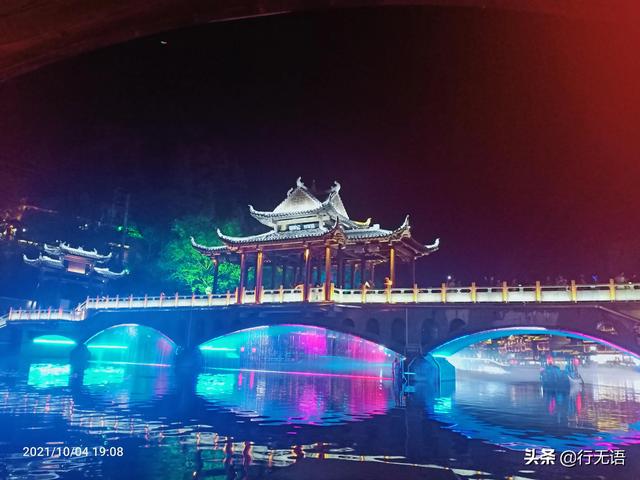 凤凰古城夜景图片，这辈子一定要去的凤凰古城（凤凰古城浪漫夜景醉游人）