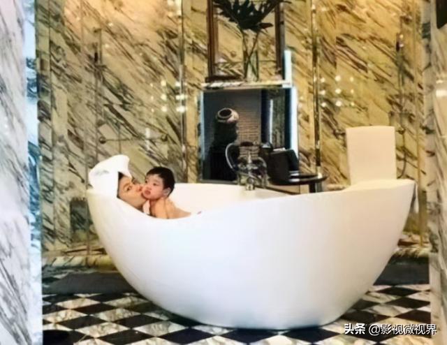 乐基儿现任老公，乐基儿素颜近照（乐基儿晒与儿子共浴照引争议）