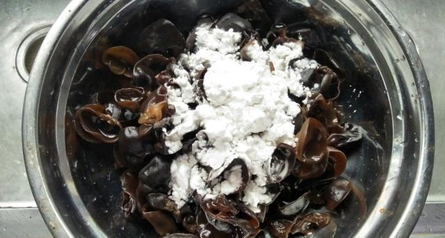 泡木耳最快的方法，快速泡发木耳方法窍门（泡木耳10个人9个错）