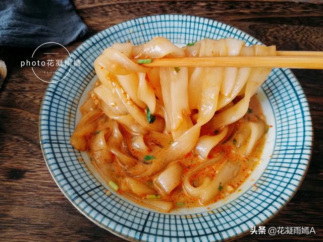 街边美食小吃宽粉做法，全靠料汁衬托