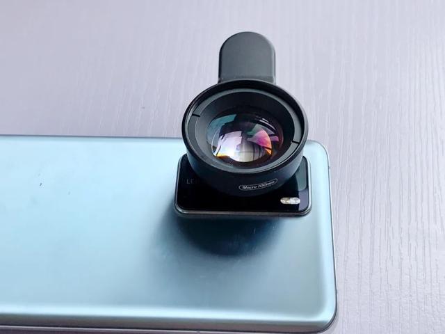 手机摄像头与镜头有什么区别，手机的摄像头越来越多