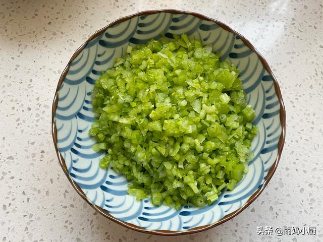 芹菜馅饺子怎么做，芹菜馅饺子怎么做好吃窍门（调饺子馅牢记“3放2不放”）