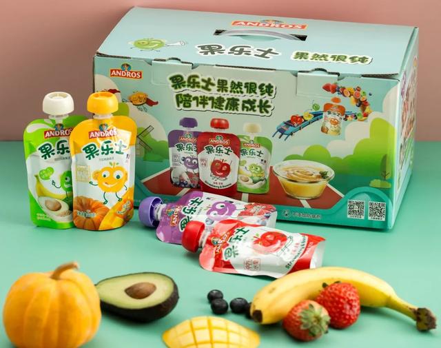 薇娅穿过的衣服，戴两枚戒指笑容灿烂